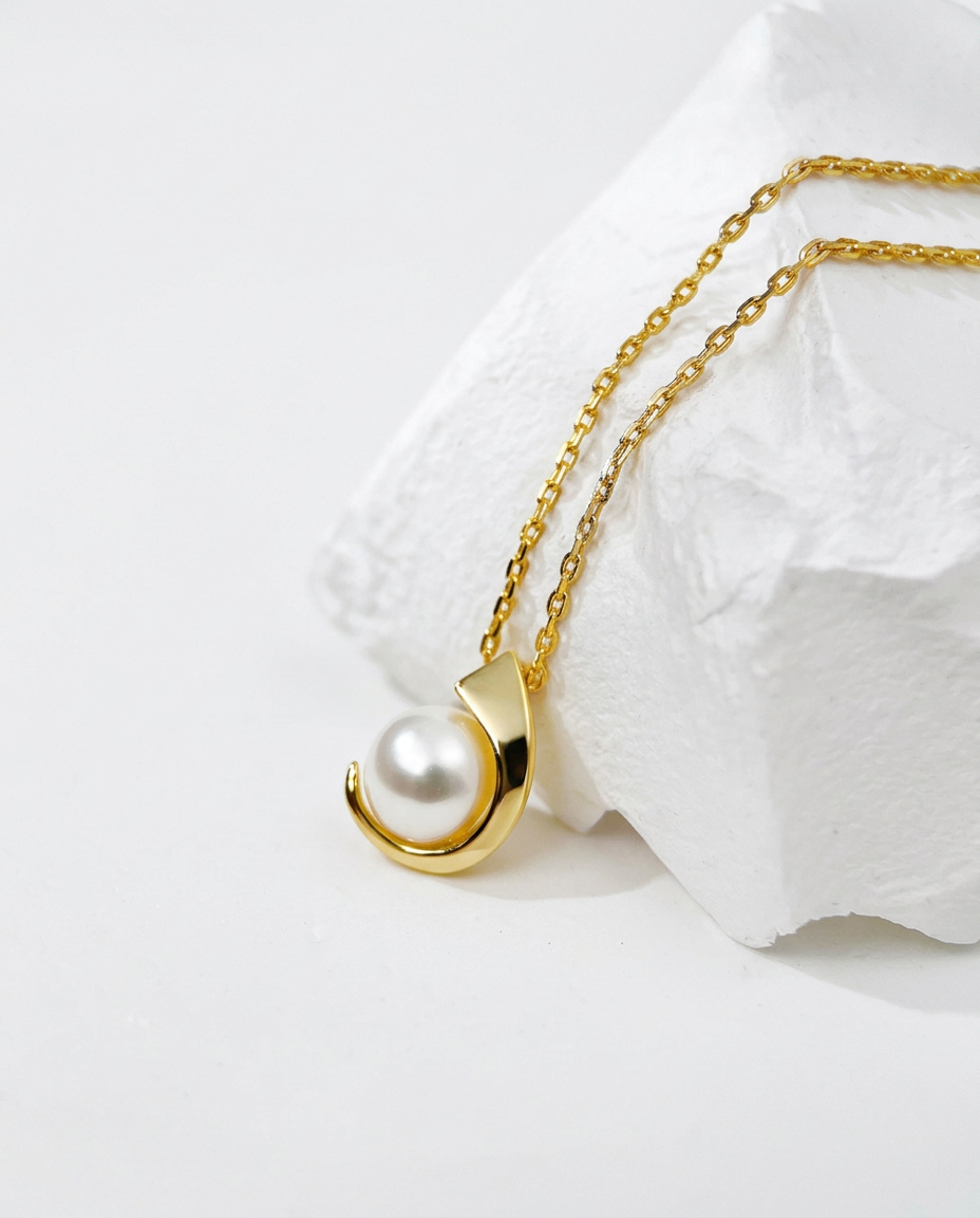 La Lune Perle Pendant
