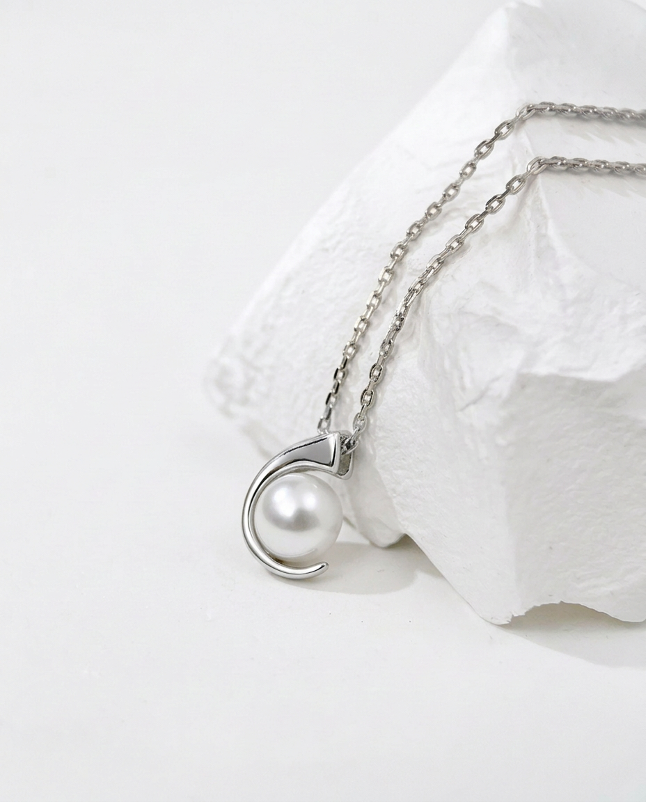La Lune Perle Pendant