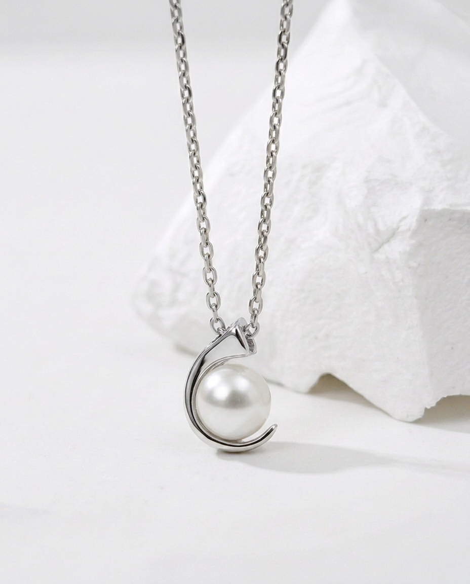 La Lune Perle Pendant